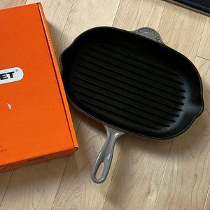 Le Creuset 12" Oval Cast Iron Skillet Grill pan in Oyster